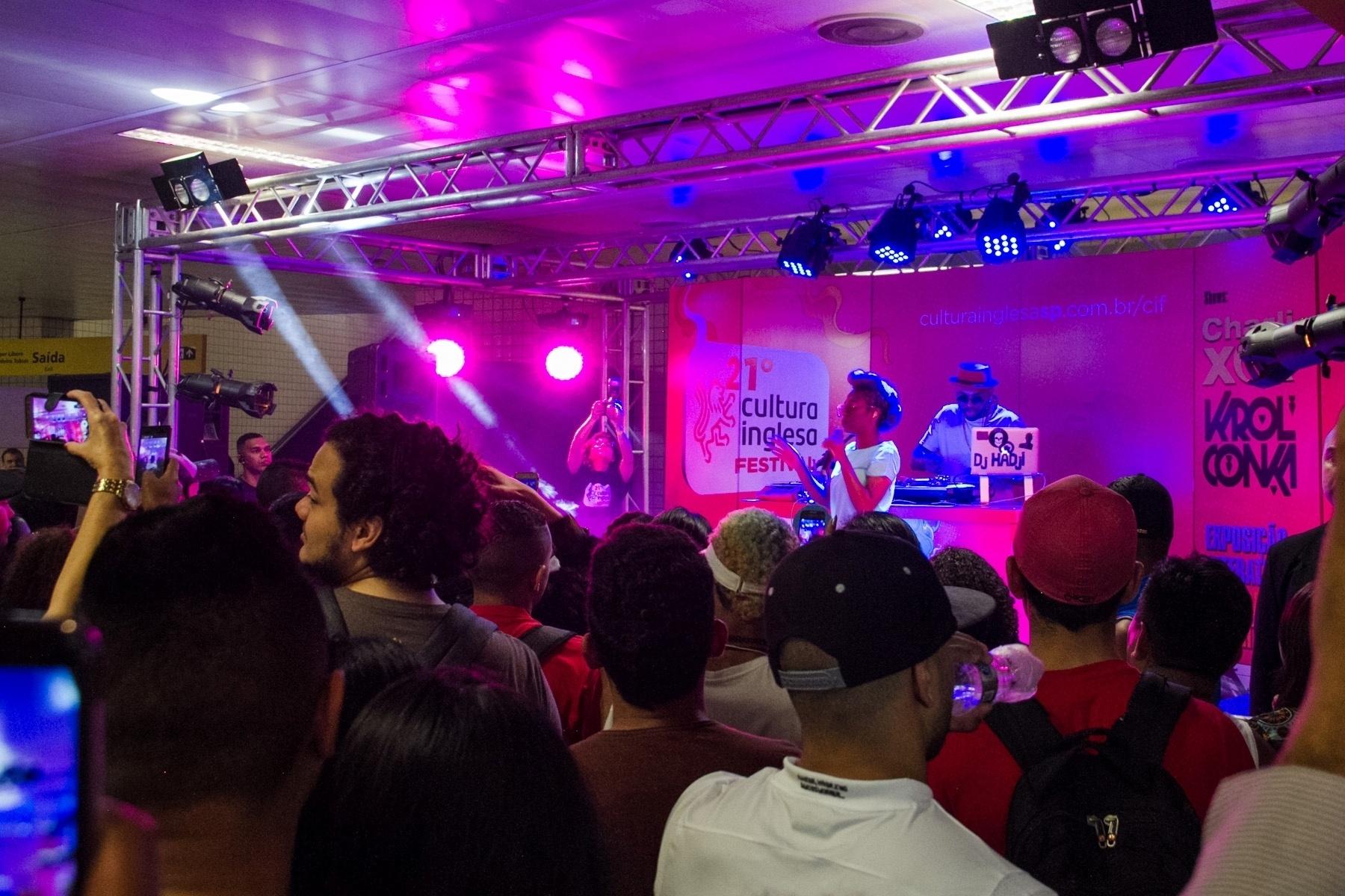 Ao lado de um DJ, Karol contou "Tombei" e "Farofei" de surpresa dentro da Estação da Luz, em São Paulo - Maria Tuca Fanchin/Divulgação