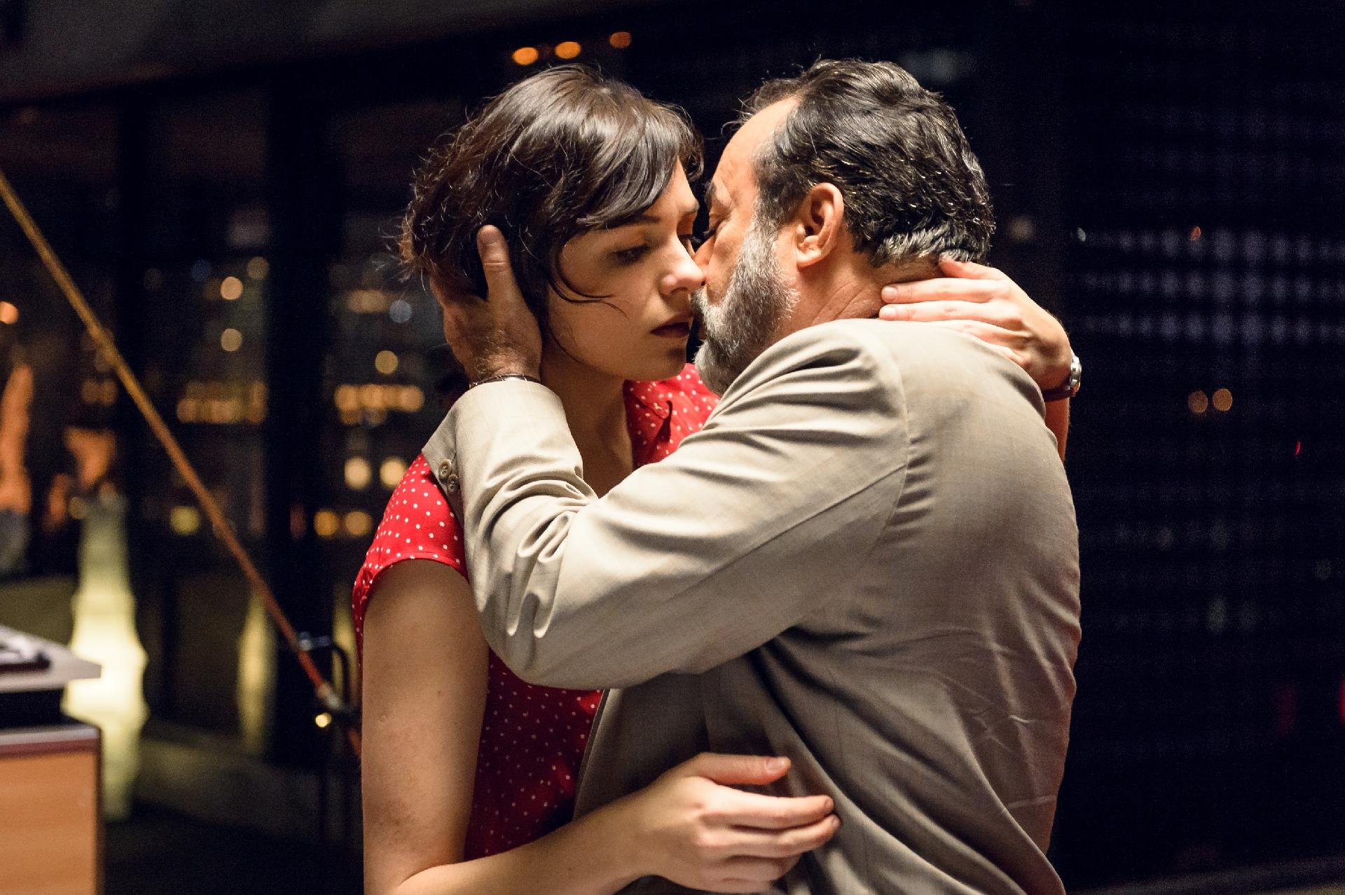 Em "Vade Retro", Abel (Tony Ramos) finalmente consegue seduzir Celeste (Monica Iozzi) - Ramón Vasconcelos/Divulgação/TV Globo