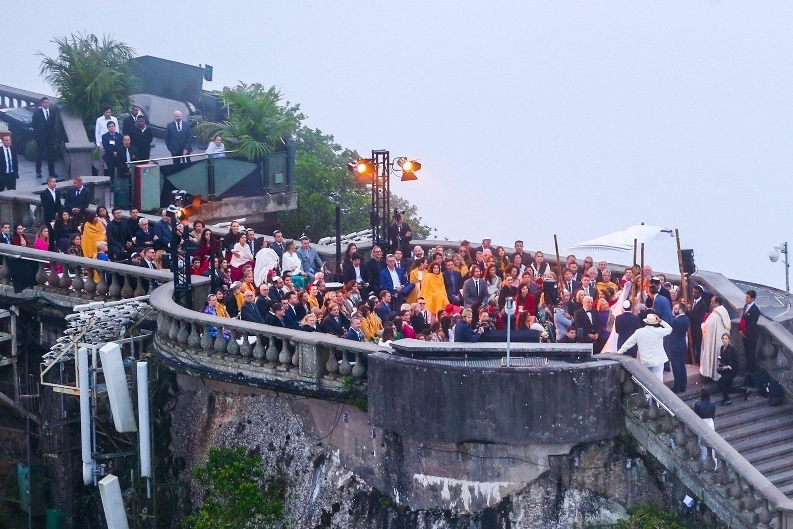 Casamento de Guy Oseary e Michelle Alves no Cristo Redentor, no Rio, com convidados famosos como Bono, Madonna, Ashton Kutcher e Anthony Kiedis - AgNews
