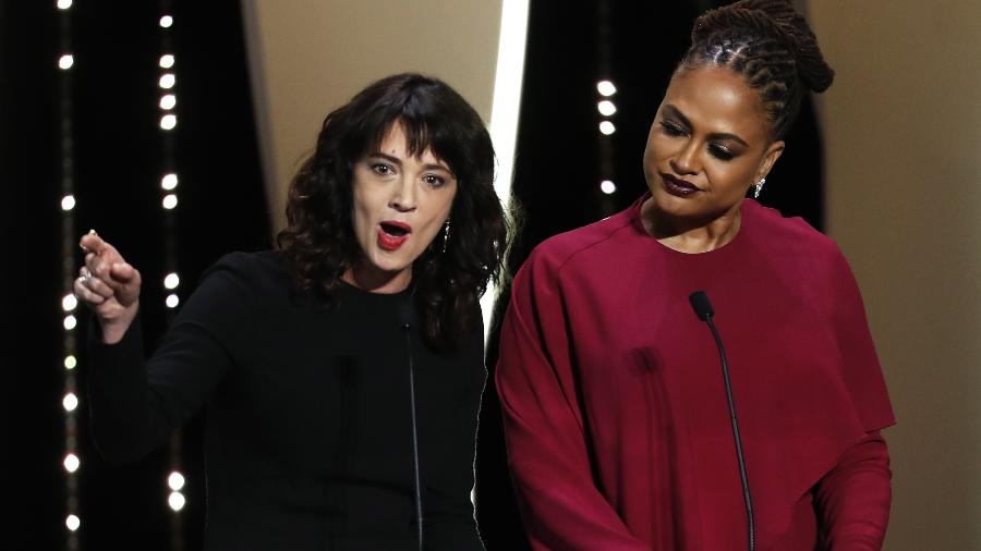 Ao lado da diretora Ava DuVernay, Asia Argento manda um aviso em Cannes: "Sentados entre vocês, há aqueles que ainda precisam ser responsabilizados por suas condutas contra mulheres. Vocês sabem quem são" - REUTERS/Eric Gaillard