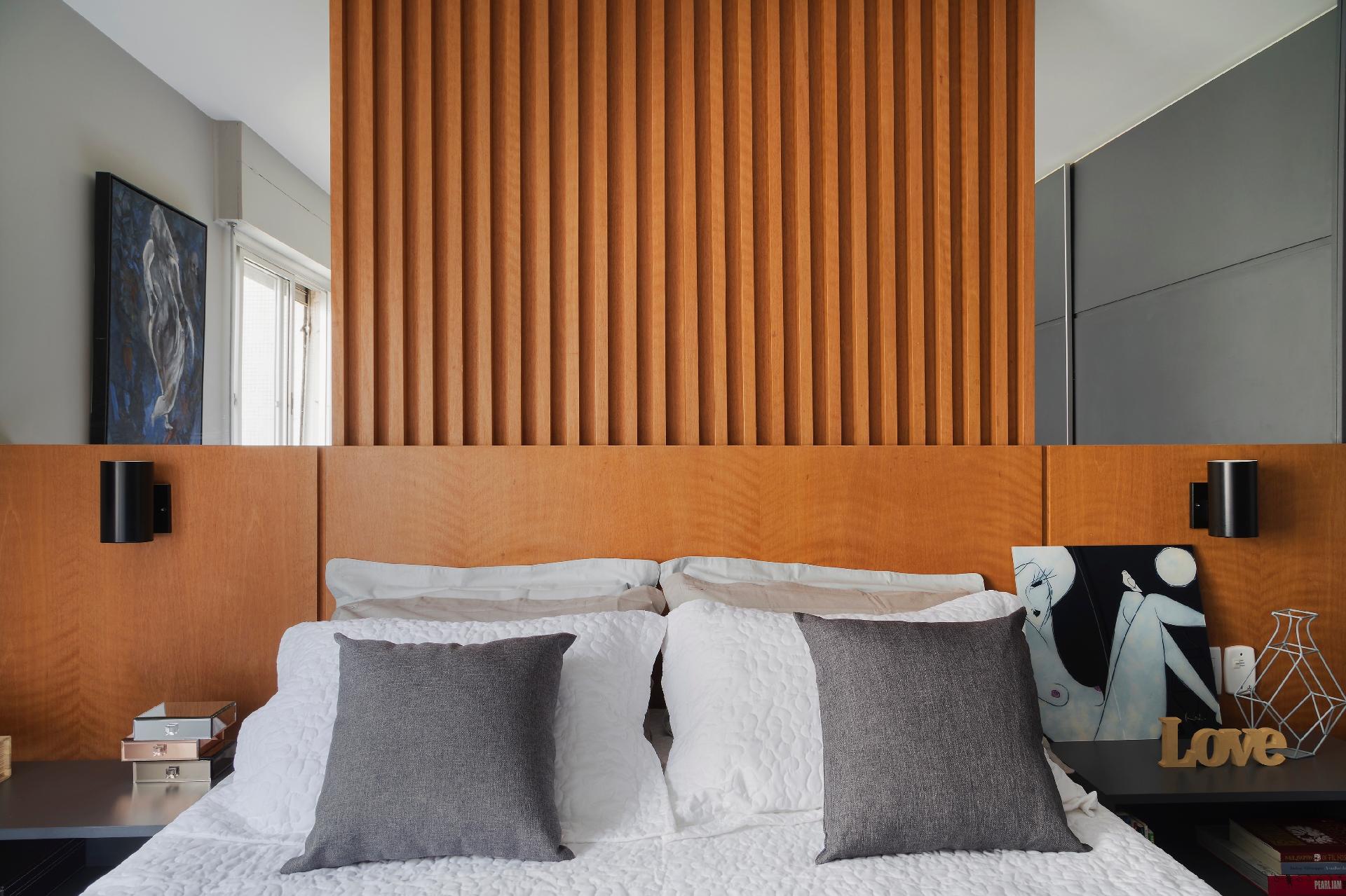 Espelho é um recurso infalível para cômodos de medidas enxutas, mas, ao mesmo, precisa ser usado com parcimônia para não sobrecarregar o ambiente - Rafael Renzo/Divulgação