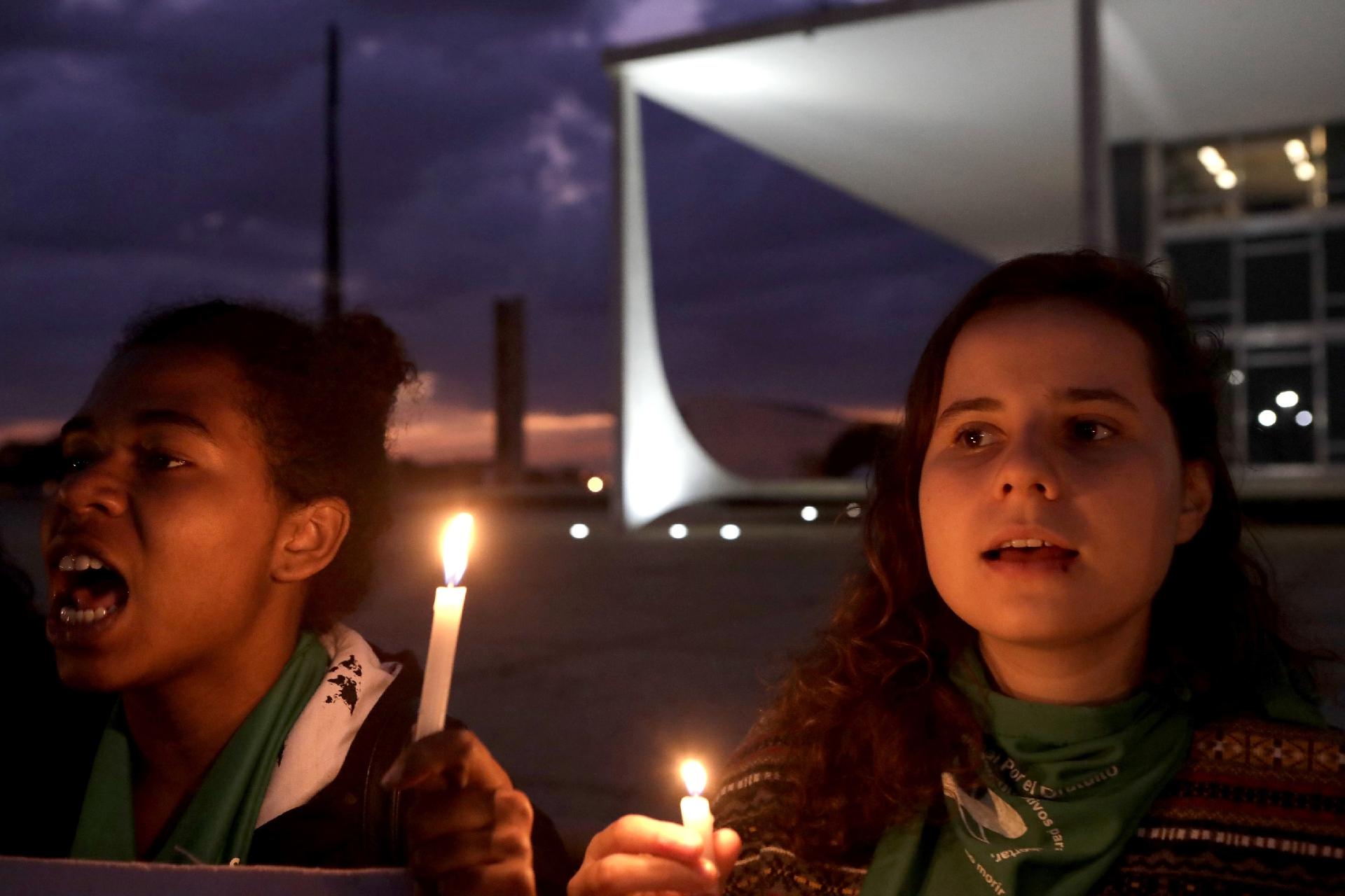 Militantes dos direitos das mulheres fazem virgília em frente ao STF contra a criminalização do aborto no Brasil, na madrugada desta segunda-feira - Lúcio Távora/UOL