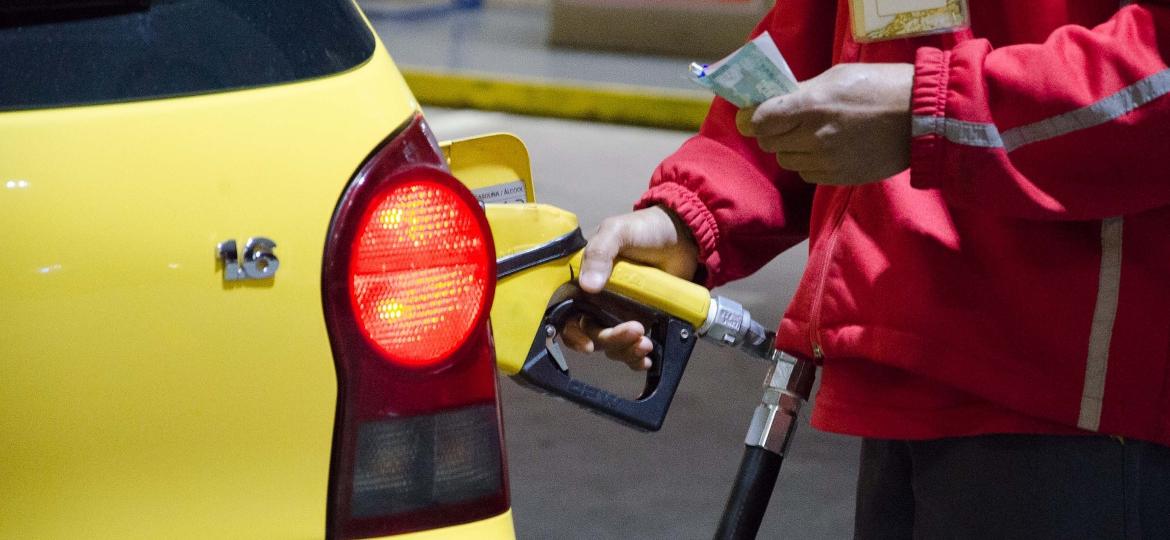 Muitos têm "macetes" para reduzir gasto de combustível, que na verdade aumentam consumo e danificam o veículo; preço médio da gasolina já passa de R$ 5 - Geremias Orlandi/Futura Press/Folhapress