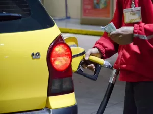 Mais etanol na gasolina: como projeto do governo Lula poderia afetar carros