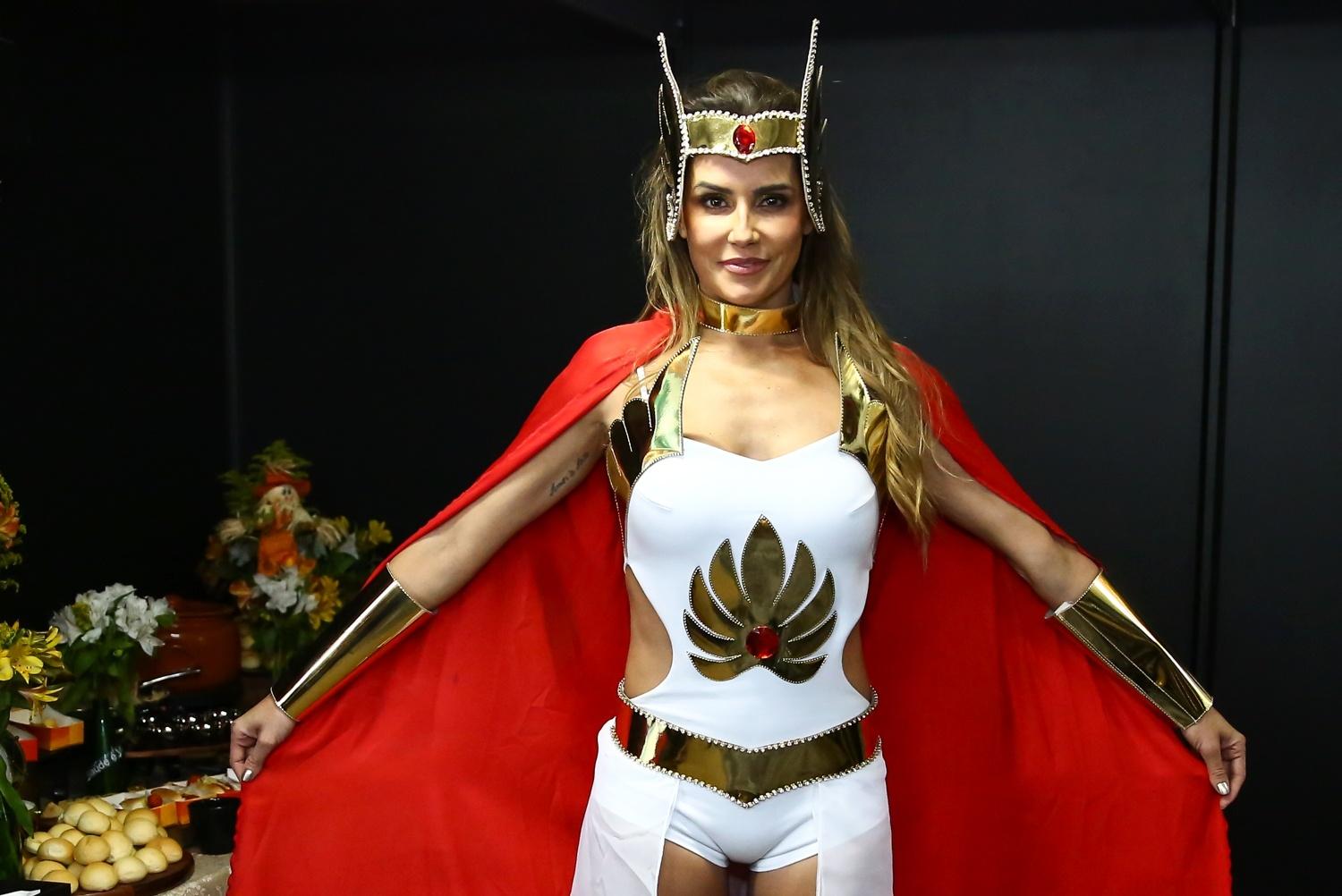 Deborah Secco como She-Ra em Fortaleza - Roberto Filho / Brazil News