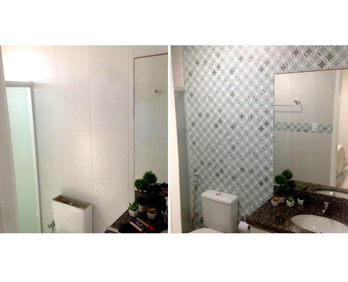O banheiro social ganhou ares de lavabo apenas com a colocação do papel de parede. Comparado aos adesivos vendidos como quadrados de 15 x 15 cm, por exemplo, o revestimento em rolo é mais rápido de aplicar e garante um desenho uniforme. Porém, quando são usadas unidades separadas fica mais fácil corrigir as falhas de aplicação, pois os quadrados são substituídos individualmente - Alegra Adesivos Decorativos/ Divulgação