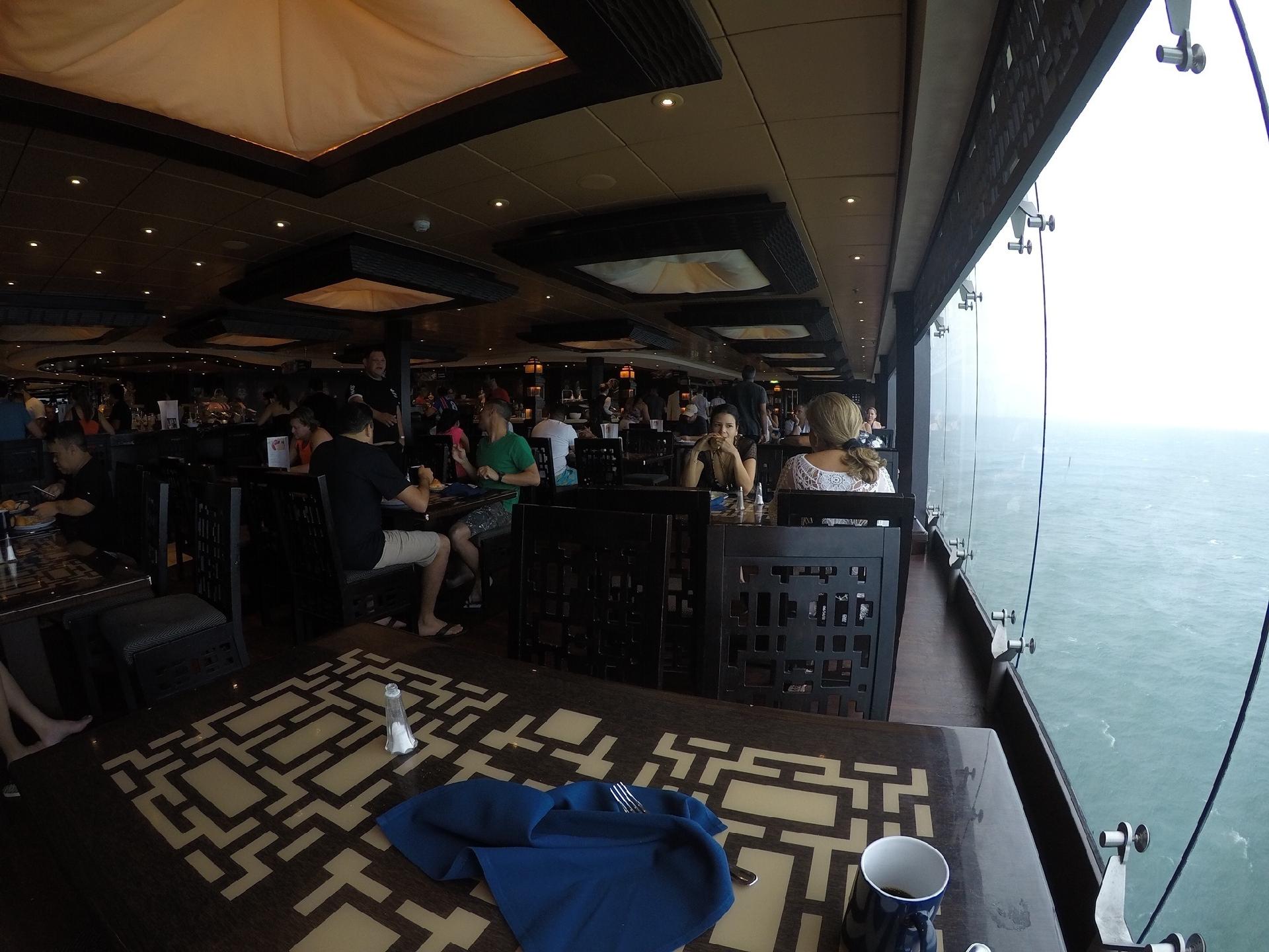 Café da manhã no navio do Wesley Safadão tinha vista para o mar - Felipe Branco Cruz/UOL