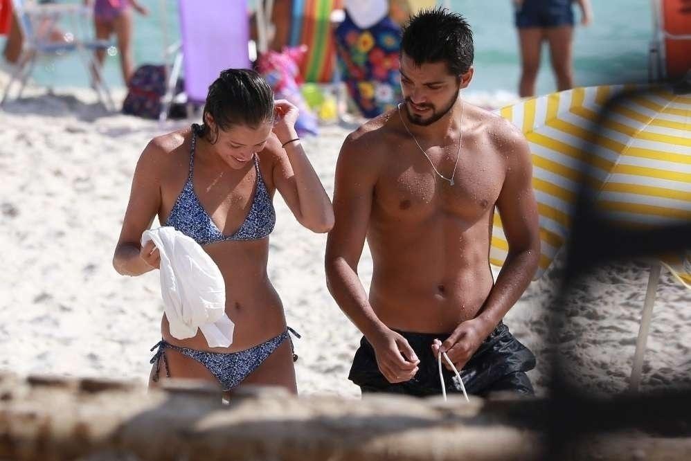 Os dois deixaram a praia abraçados e ainda sorriram para os fãs  - Dilson Silva/AgNews