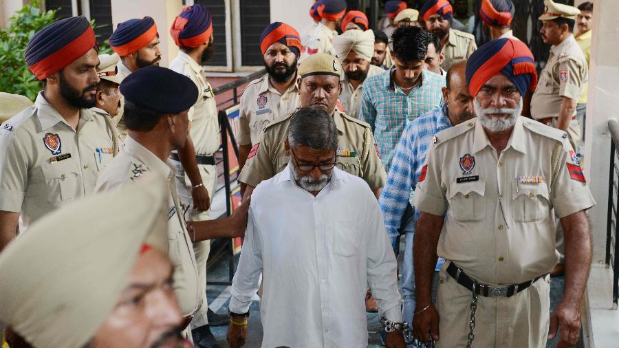 Sanji Ram, um dos acusados por estupro e morte de uma menina de 8 anos, chega à corte de Pathankot - AFP