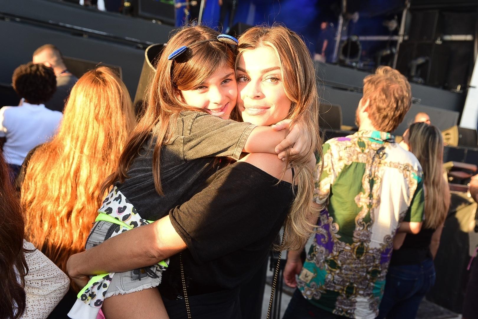 Grazi Massafera abraça a filha, Sofia, no Rock in Rio 2019 - Leo Franco/AgNews