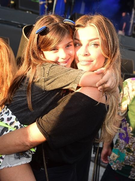 Grazi Massafera abraça a filha, Sofia, no Rock in Rio 2019 - Leo Franco/AgNews