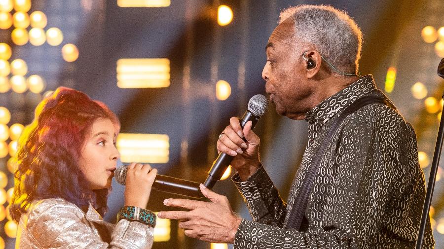 Gilberto Gil canta com a neta, Flor, no programa SóTocaTop, da Globo - Fábio Rocha/TV Globo