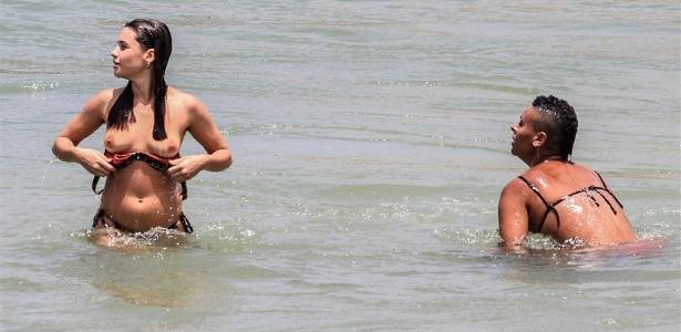 Resultado de imagem para Bruna Linzmeyer beija muito e faz topless em praia