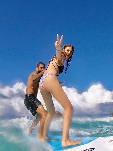 Pedro Scoob e Cintia Dicker surfam em Noronha - Reprodução/ Instagram