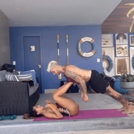 Anitta usa Gui Araújo como "peso" para se exercitar em casa - Reprodução / Instagram