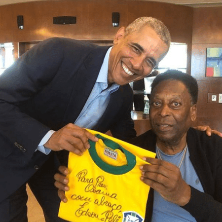 Pelé posa ao lado do ex-presidente dos Estados Unidos, Barack Obama - Reprodução/Instagram/@pele