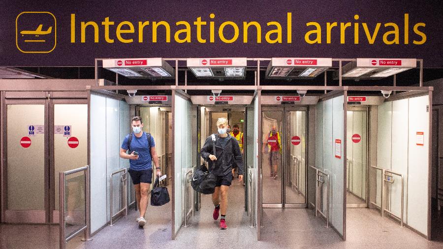 Passageiros chegam ao aeroporto de Gatwick, em Londres  - PA Images via Getty Images