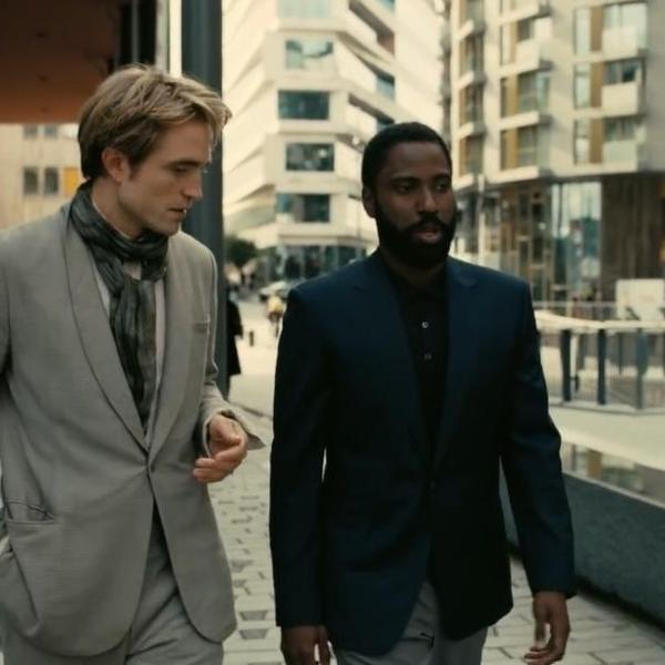 Robert Pattinson e John David Washington em cena de 'Tenet', de Christopher Nolan