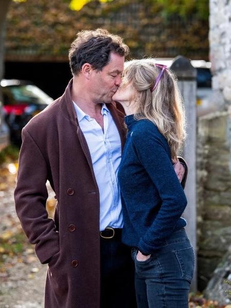 Dominic West beija a mulher, Catherine FitzGerald, do lado de fora de sua casa no Reino Unido - Reprodução/Twitter