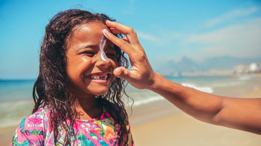 O sol intenso e altas temperaturas exigem cuidados com a pele na infância; saiba quais são as melhores opções - iStock