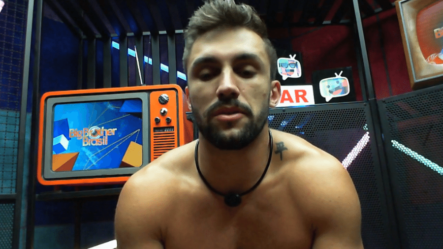 BBB 21: Arthur no confessionário fazendo o raio-x - Reprodução/Globoplay