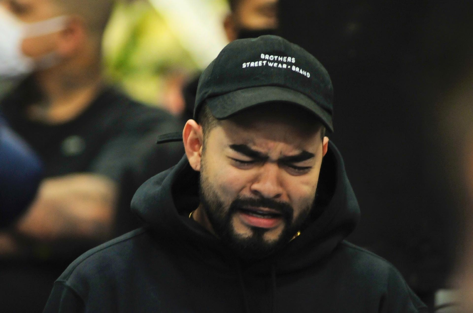 Yudi Tamashiro cantou e se emocionou durante o velório do amigo - Eduardo Martins/Brazil News