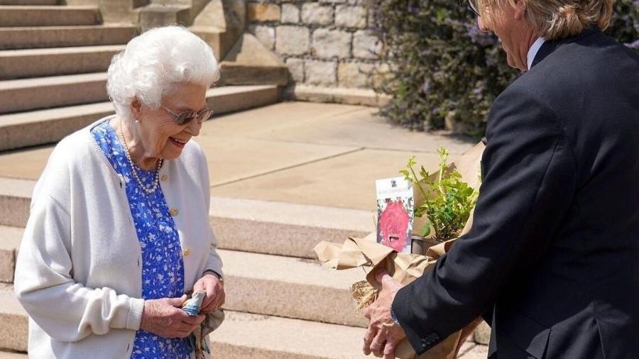 Rainha Elizabeth recebe rosa em homenagem a príncipe Philip - Instagram/@theroyalfamily