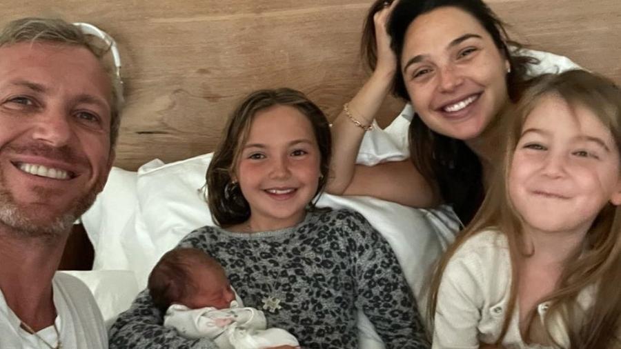 Gal Gadot com família após nascimento de sua terceira filha, Daniella - Reprodução/Instagram