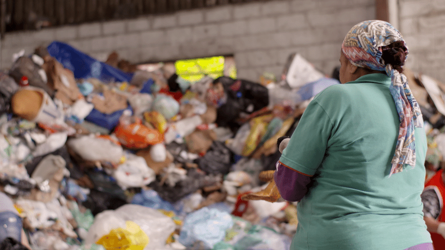 Em todo mundo, mais de 15 milhões de pessoas trabalham com a coleta, a triagem e a reciclagem de resíduos gerados pelas cidades, segundo as Nações Unidas - OIT Brasil