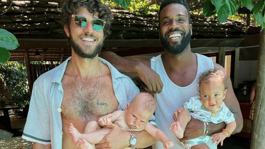 Chay Suede e Rafael Zulu com os filhos, José e Kalu - Reprodução/Instagram