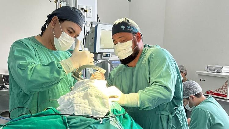 Equipe cirúrgica anestesia paciente para recebimento do implante que trata o TOC
