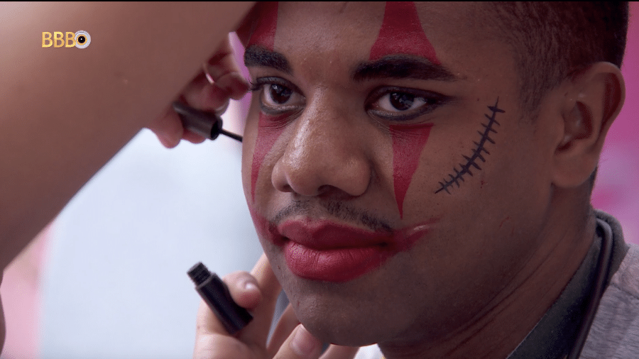 BBB 24: Alane faz maquiagem 'Coringa' em Davi