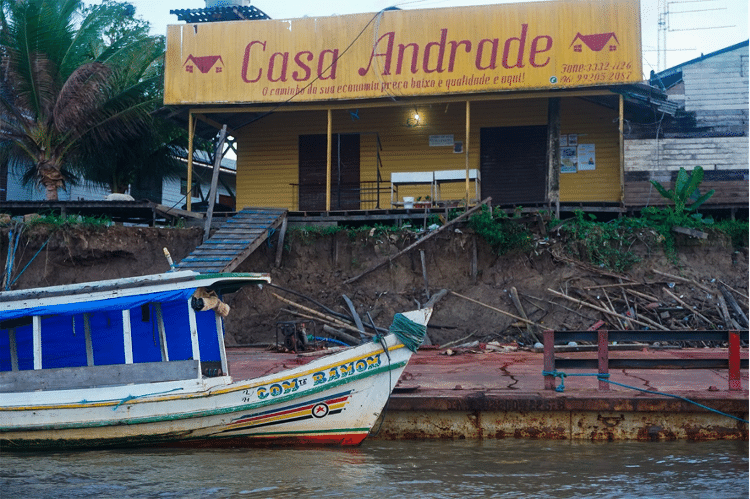 A erosão está encolhendo a comunidade de Vila Progresso; uma loja local continua funcionando enquanto o Rio Amazonas não a leva embora