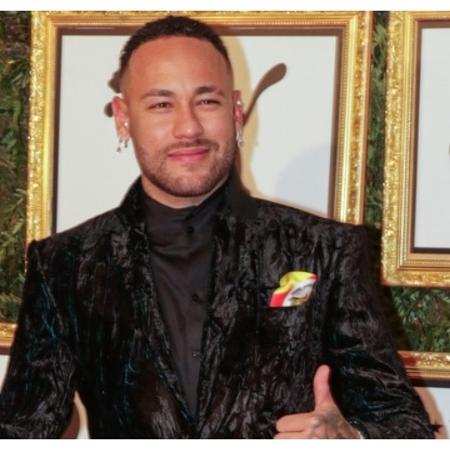 Neymar posou para fotos na chegada do leilão organizado por ele