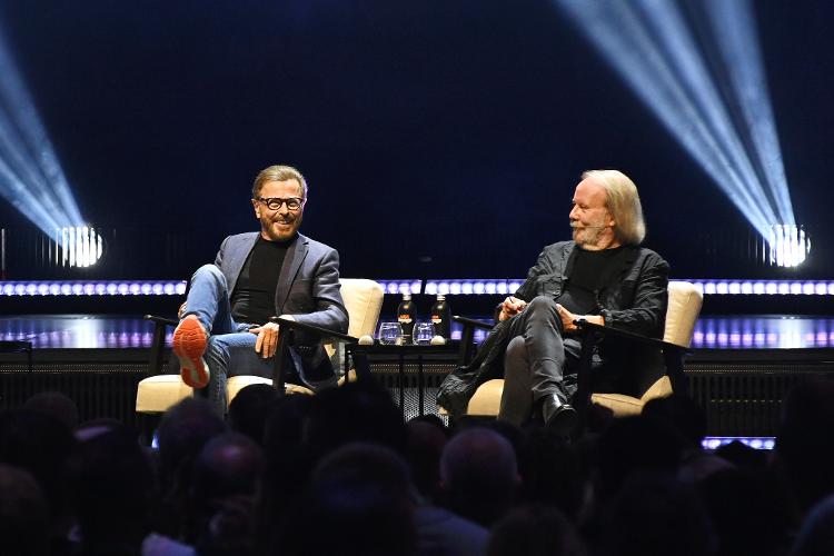 Bjorn Ulvaeus (à esq.) e Benny Andersson falam em sessão de perguntas e respostas no 2º aniversário de 'ABBA Voyage', na ABBA Arena, em Londres, Inglaterra