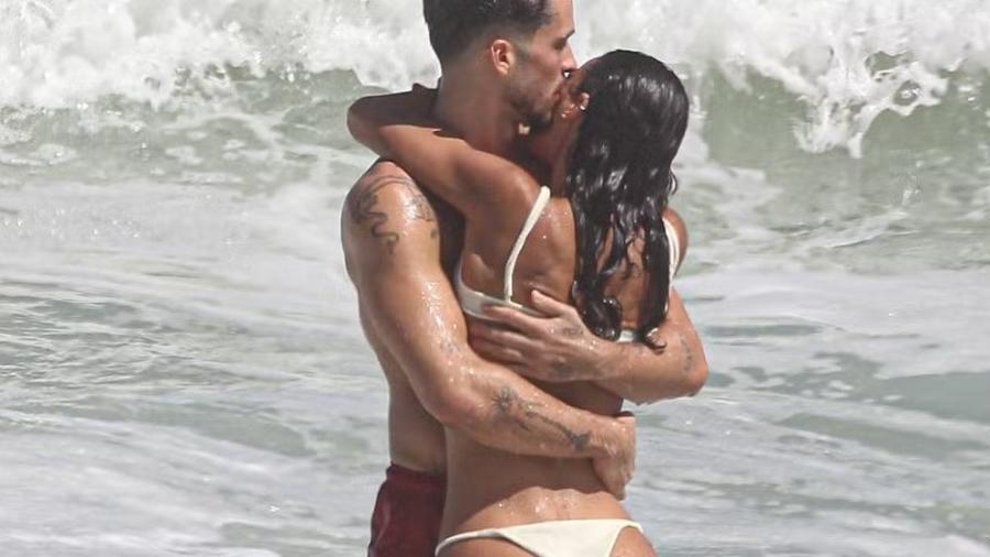 João Guilherme se derrete por Bruna Marquezine em praia - Delson Silva/Agnews