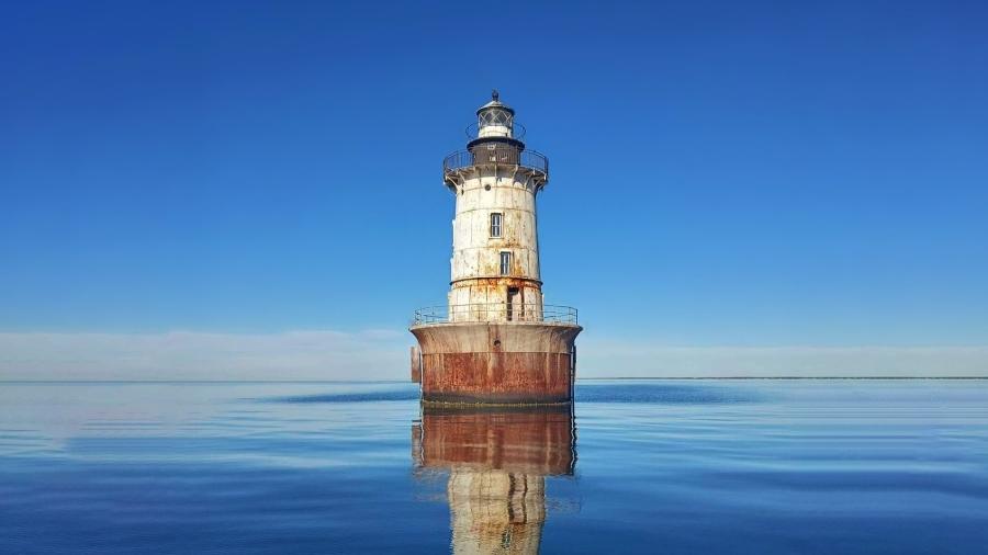 Farol da Ilha Hooper, na Baía de Chesapeake, nos EUA Farol da Ilha Hooper, na Baía de Chesapeake, nos EUA