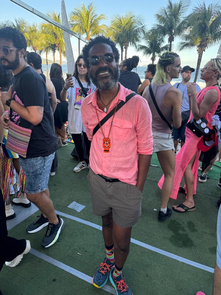 O ator Luís Miranda curte a Parada do Orgulho LGBTI+, no domingo (24), no Rio