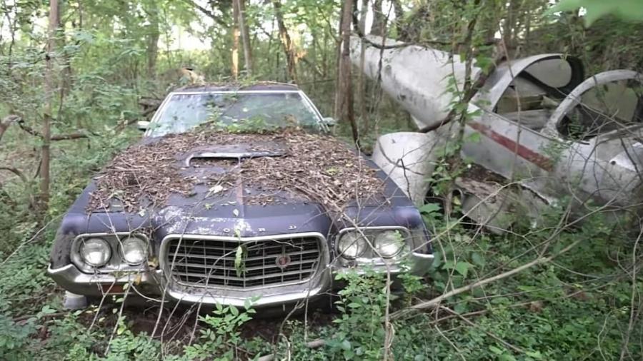Gran Torino em propriedade abandonada Gran Torino em propriedade abandonada