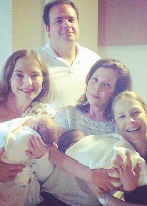 Na maternidade, Luana Piovani recebe visita da mãe e amigos após dar à luz gêmeos