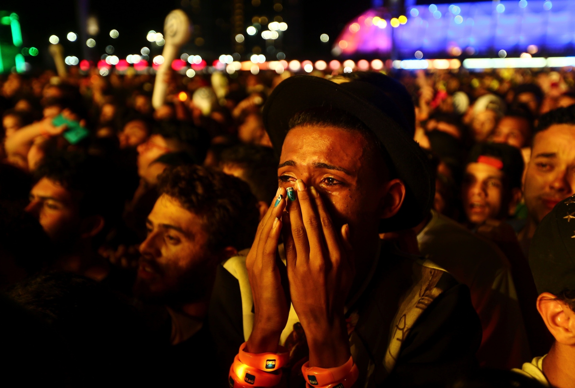 26.set.2015 - Público se comove durante show de Sam Smith - Wilson Junior/Agência Estado