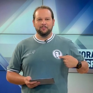Cadu Cortez usa camisa do Palmeiras no "Jornal da Cultura 1ª Edição" - Reprodução/TV Cultura - Reprodução/TV Cultura