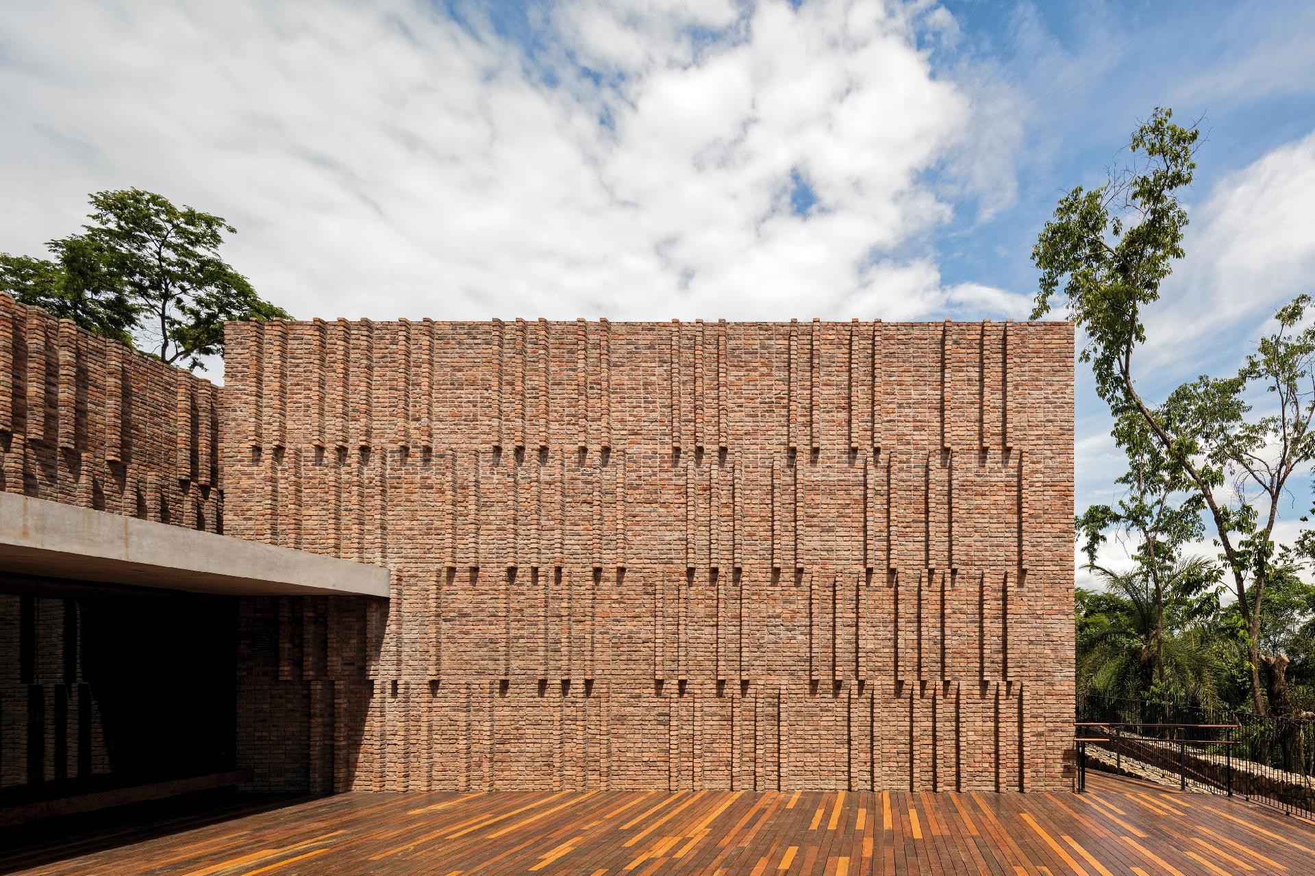 A Galeria Maxita Yano - Claudia Anjudar fica no Instituto Inhotim, em Brumadinho (MG), e concorre ao Prêmio Instituto Tomie Ohtake - AkzoNobel 2016. A construção, desenvolvida pelos Arquitetos Associados, mede 1.580 m² e foi erguida em uma encosta arborizada. Exteriormente, é decorada com tijolos aparentes de aspecto rústico. O edifício abriga parte da obra da fotógrafa naturalizada brasileira - Divulgação