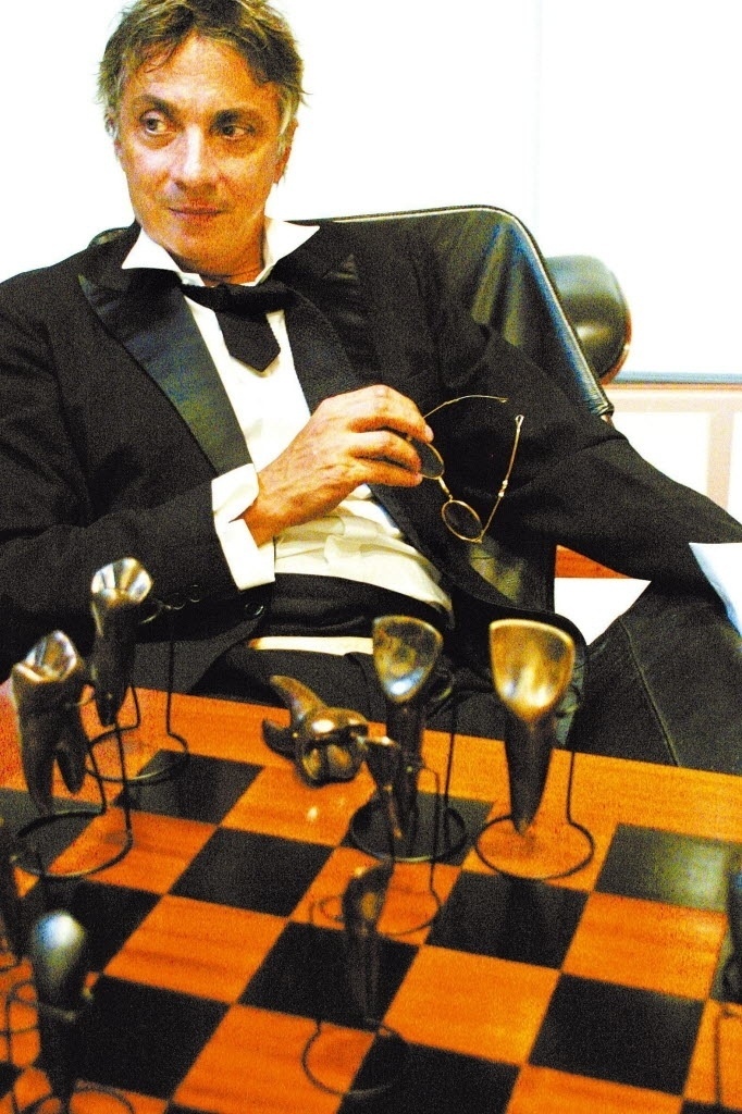 O artista plástico Tunga posa com tabuleiro de peças em forma de dentes, que está no livro "Olho por Olho", presente em uma caixa que ele lançou para comemorar 10 anos da Cosac Naify - Divulgação