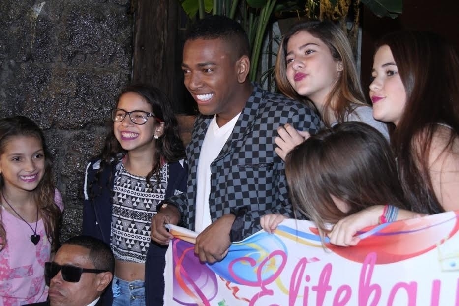 12.jul.2016- Nego do Borel posa com fãs na porta da casa de festas no Rio de Janeiro - Thyago Andrade/Brazil News