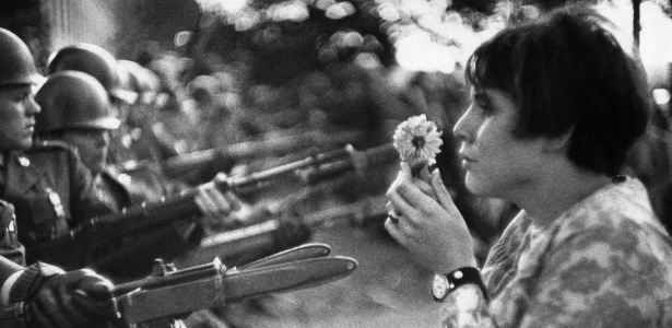 A militante Jane Rose Kasmir enfrenta soldados em protesto à Guerra do Vietnã - Marc Riboud - Marc Riboud