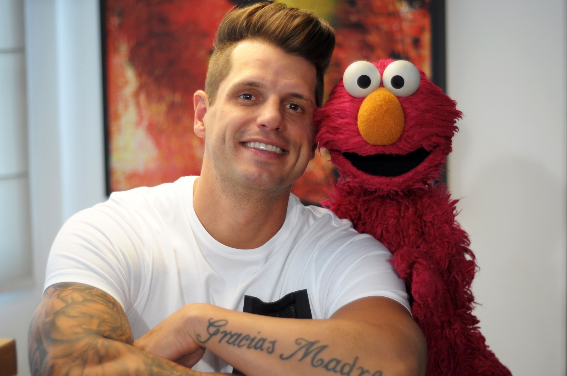 O paratleta Fernando Fernandes posa com o boneco Elmo durante as gravações de "Sésamo" - Jair Magri/TV Cultura