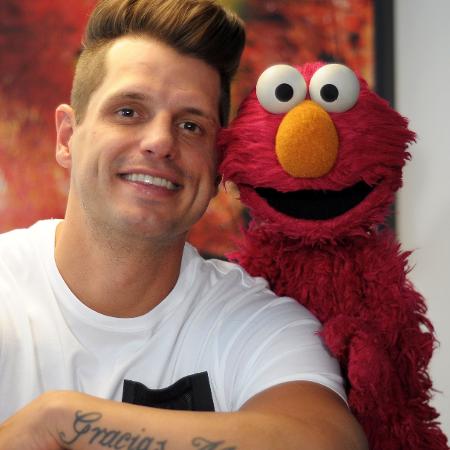 Fernando Fernandes posa com o boneco Elmo durante as gravações de "Sésamo" - Jair Magri/TV Cultura