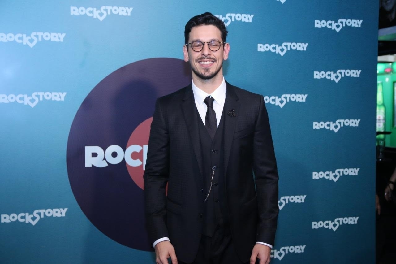 31.out.2016 - João Vicente de Castro, que vai interpretar o vilão Lázaro em "Rock Story", posa para fotos ao chegar à festa de lançamento da novela no Rio - AgNews