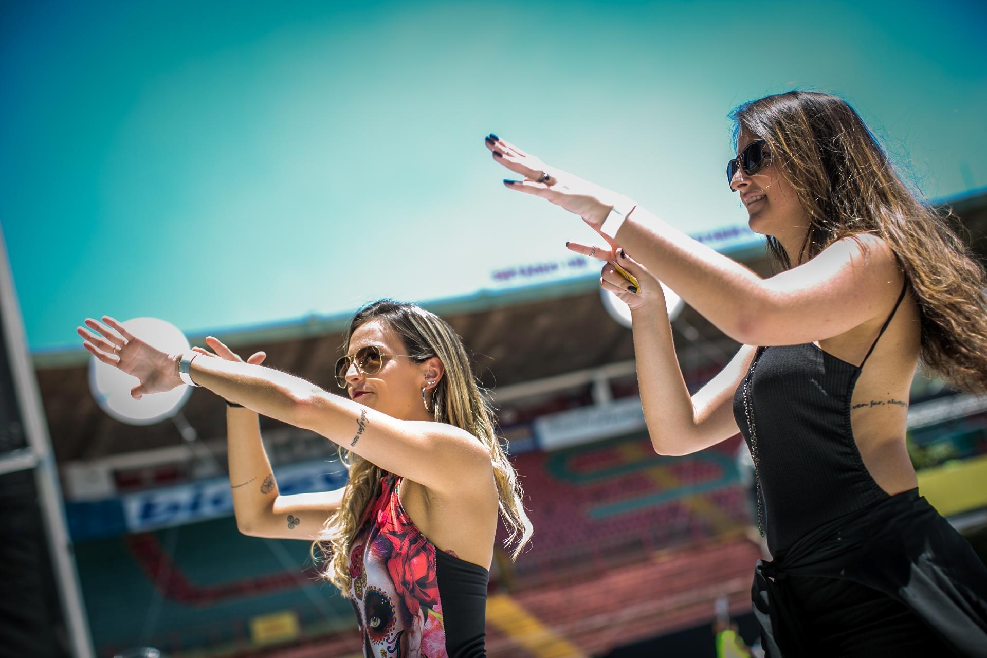 Animadas, foliãs dançam ao som do Dual V no CarnaUOL - Bruno Santos/UOL